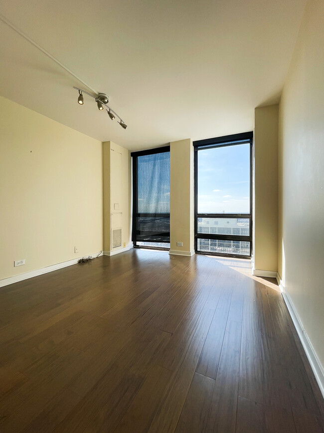 Building Photo - 1660 N La Salle Dr
