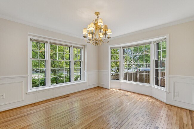 Building Photo - Spacious, Renovated Townhome Near Vienna M...