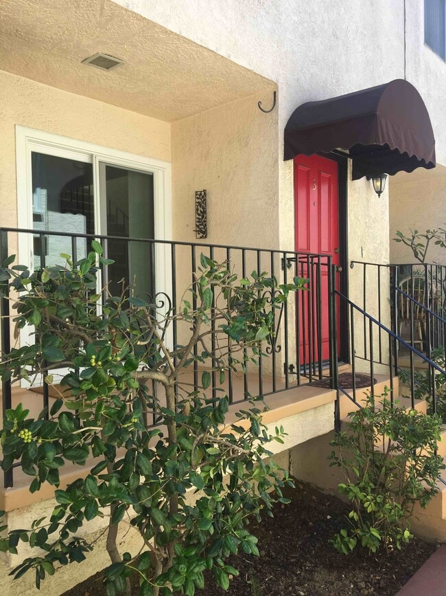 Building Photo - 3033 Hollycrest Dr