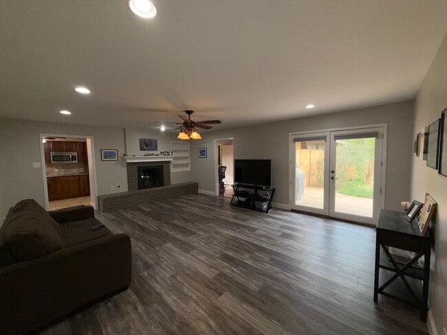 Building Photo - Spacious 3 Bedroom 2 Bath home AVAILABLE NOW!