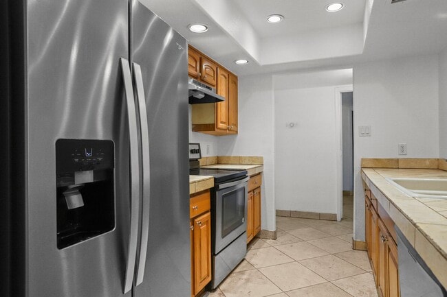 Building Photo - Prime ASU Location 5BR Home with Pool & Garage