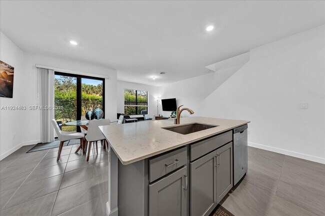 Building Photo - 1004 Willow Pl