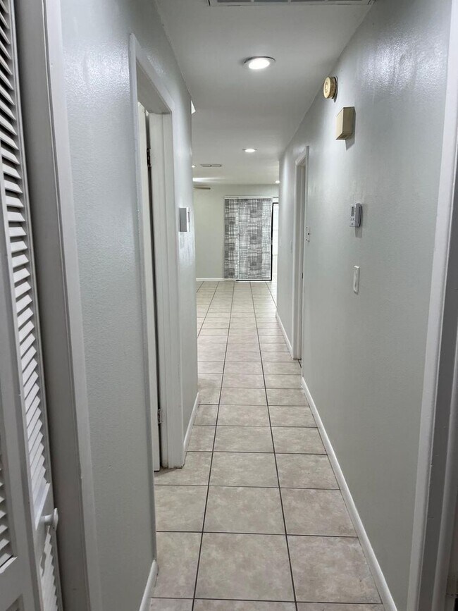 Building Photo - Beautiful 3BR Home in Central Tampa – Move-In Ready!