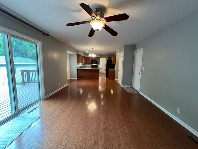 Building Photo - Immaculate 4 bed home in Bloomington