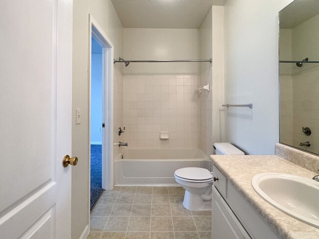 Building Photo - The Villas Condominiums  2/2 AVAILALBE NOW!