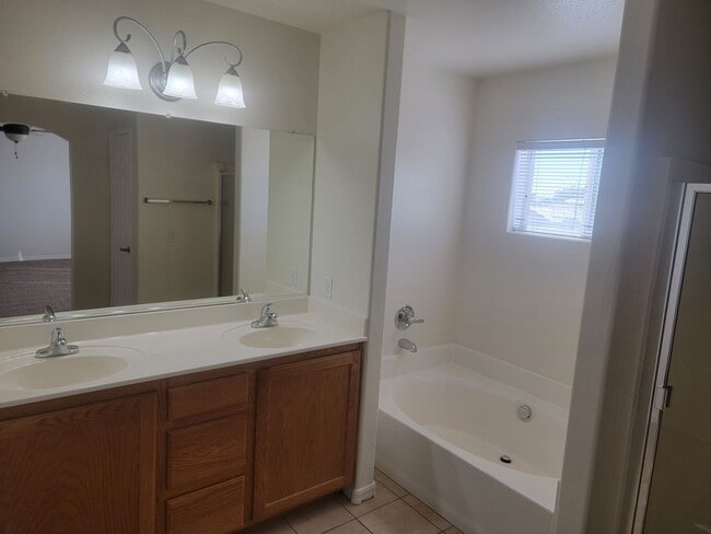 Building Photo - Spacious 5 bed 2.5 bath 2 story home with ...