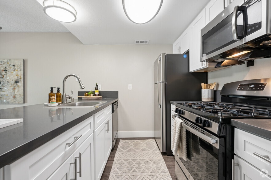 Townhome 2BR, 1.5BA - 1,117SF - Kitchen - The Marq