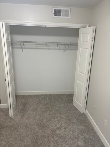 Building Photo - 515 Basswood Ave