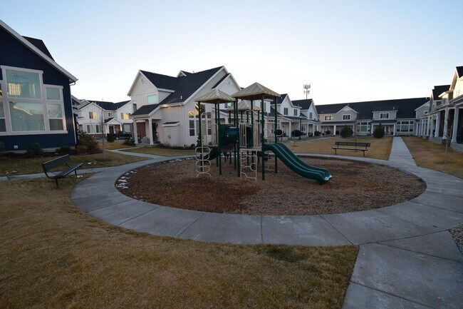 Building Photo - Gorgeous 3 Bedroom Townhome in Sandy!