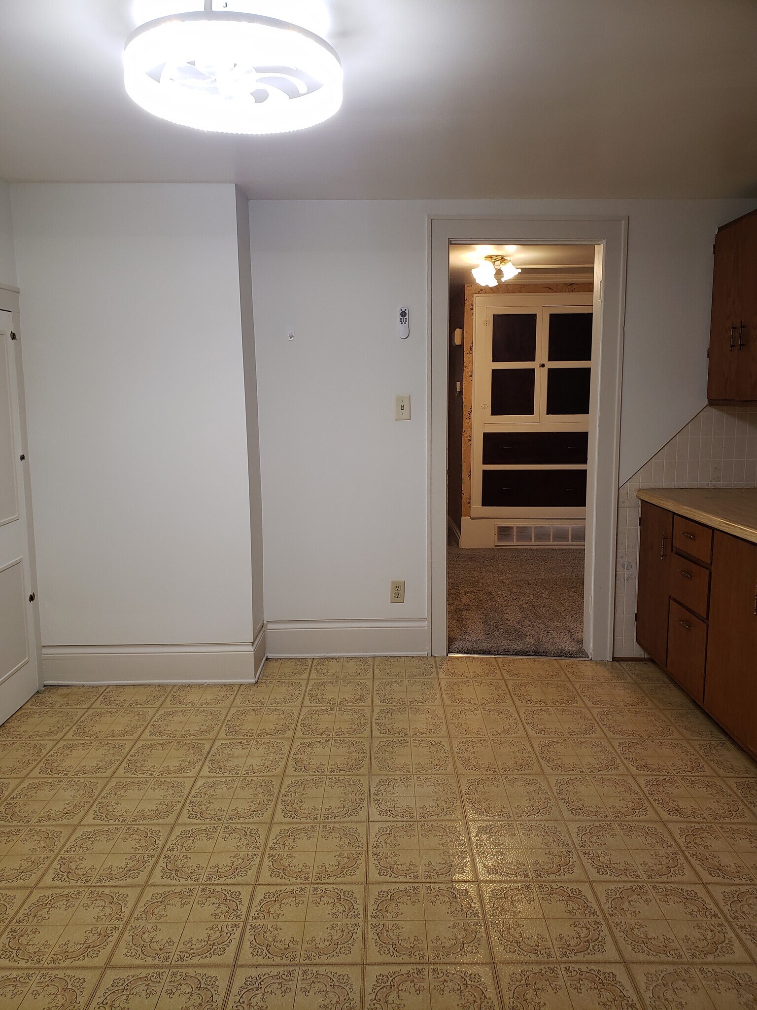 Kitchen w/ pantry - 901 Michigan Ave