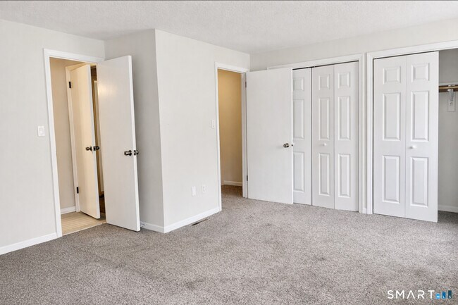 Building Photo - 16 E Gate Ln