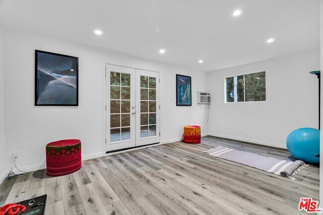 Building Photo - 653 N W Knoll Dr