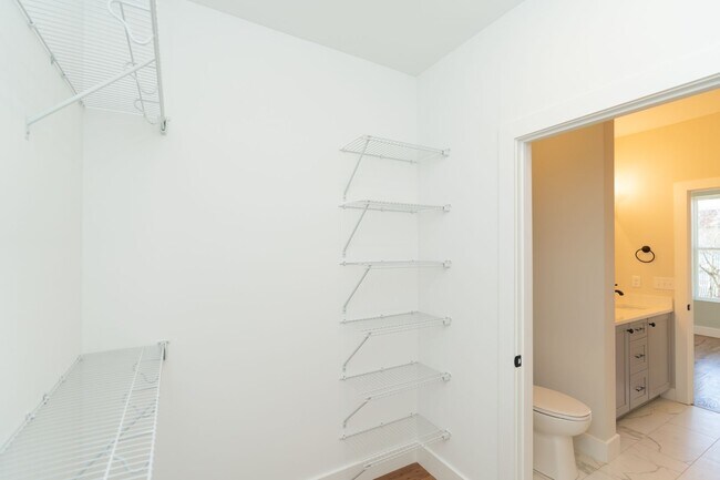 Building Photo - Modern 4 Bedroom Townhome in Southside Chattanooga