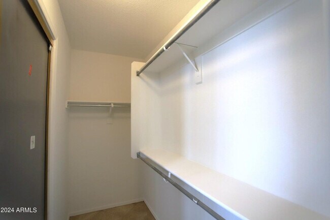 Building Photo - 1130 W Raven Dr