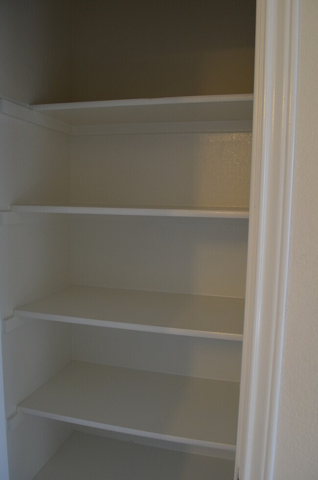 Building Photo - HUGE 5 BEDROOM HOME IN SAVANNAH HEIGHTS!