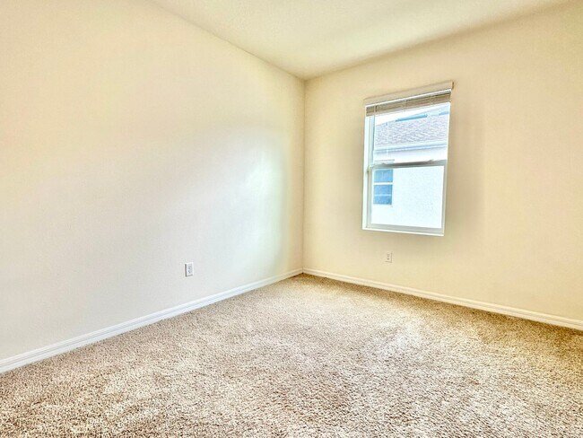 Building Photo - Fresh, modern & convenient 3Bedrooms/2.5Baths home in Daytona Beach!