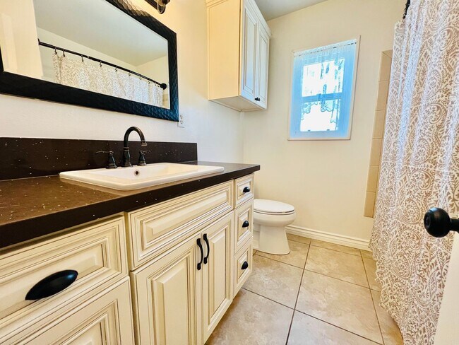 Building Photo - Charming Home for Lease in a Prime Location