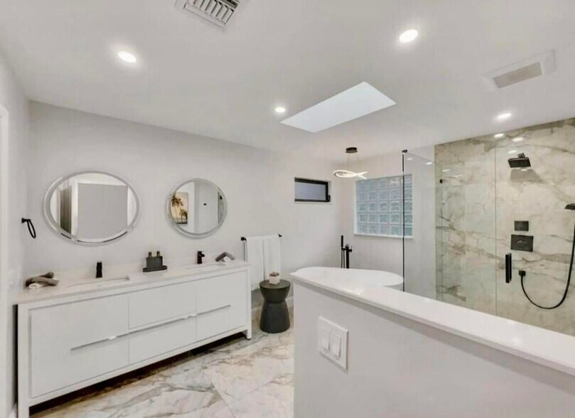 Building Photo - 5940 NE 22nd Ave