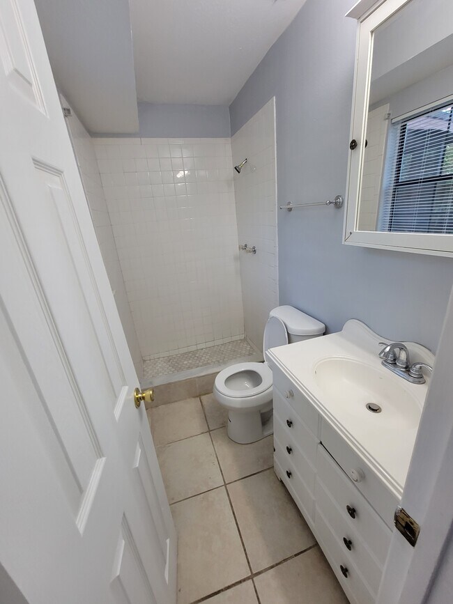 Building Photo - 4846 Royal Palm Ave