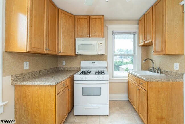 Building Photo - 156 Cedar Ave