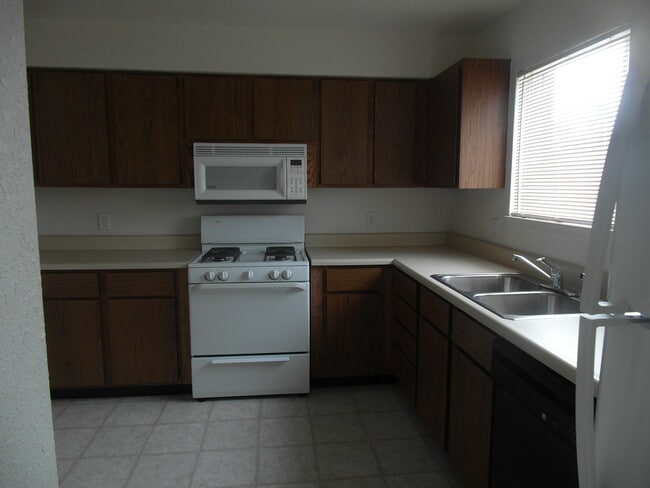 Building Photo - 3 bedroom, 1.5 bathroom duplex with Centra...
