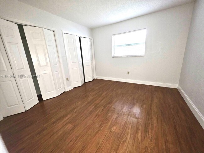 Building Photo - 422 NE 166th St