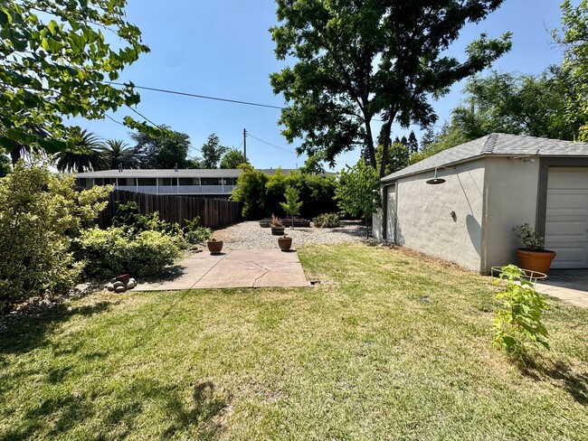 Building Photo - Charming Home Available Now!