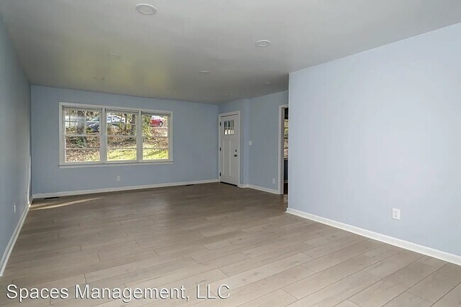 Building Photo - 7 Hickory Ln