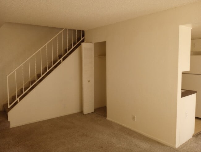 Building Photo - 2 bed, 1 Bath, 900 sqft with washer/dryer hookups and 1 car garage