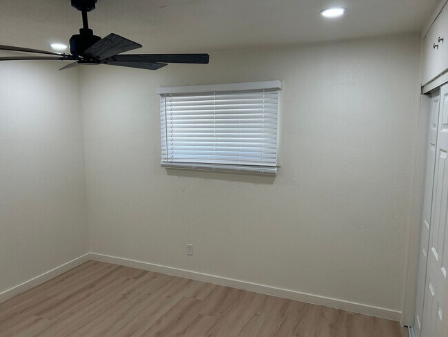 Building Photo - 2405 E Dortha Ave