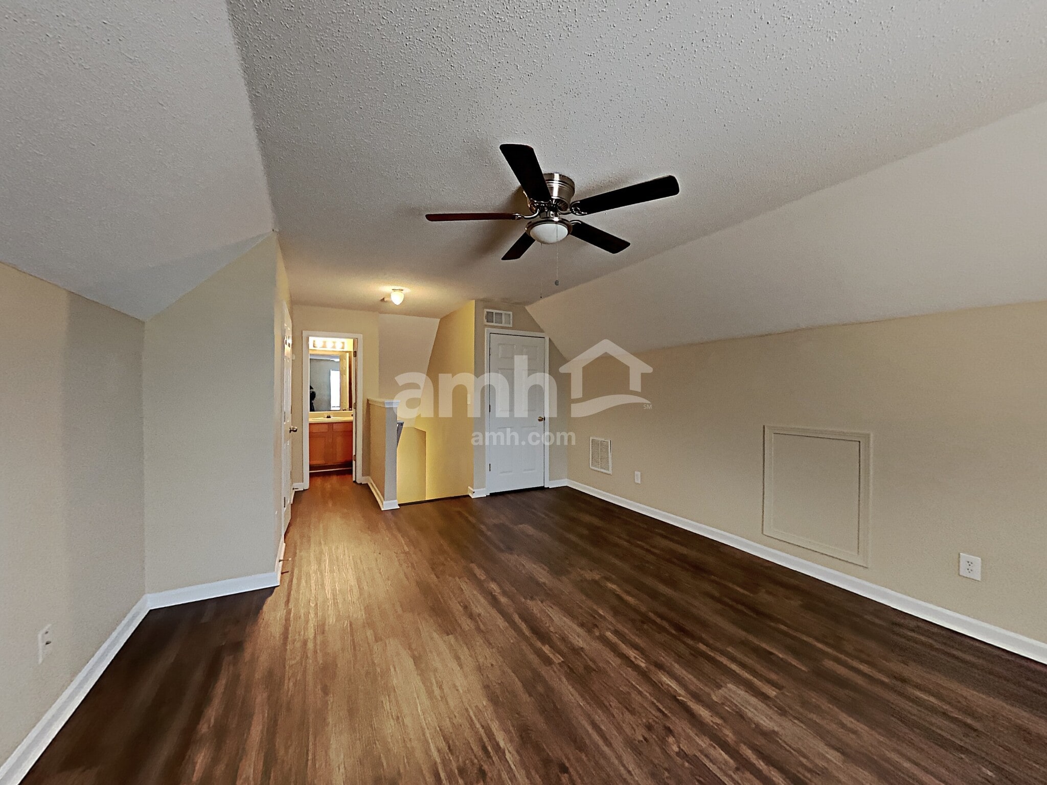 Building Photo - 211 Mystic Holw