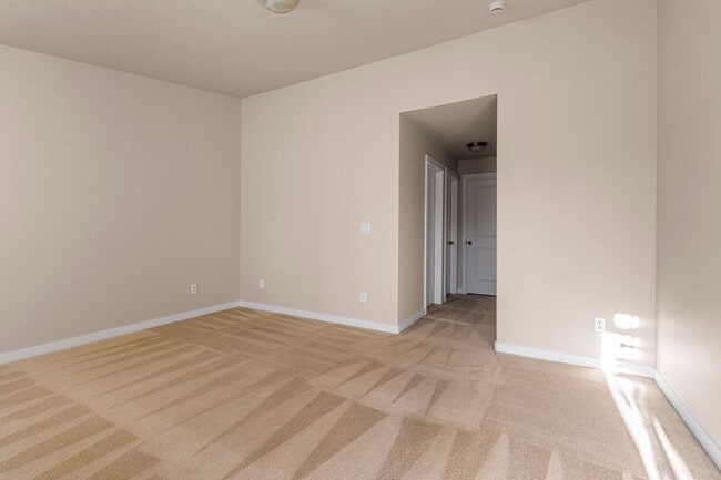 Building Photo - 929 SE Marion St