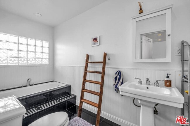 Building Photo - 6249 Del Valle Dr