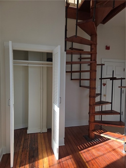 Building Photo - 32 Farewell St