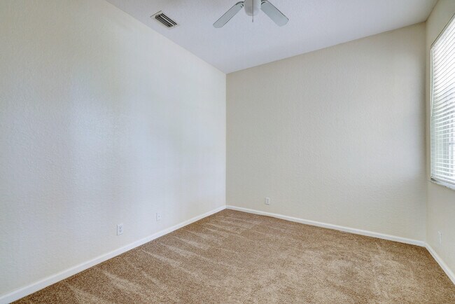 Building Photo - 688 Stanford Ln