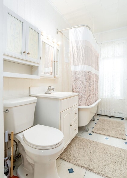 Building Photo - 18 College St