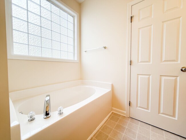 Building Photo - Classic 3 Bedroom Home In Knightdale!