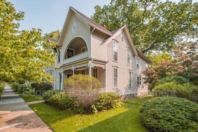 Primary Photo - 1522 Broadway Ave NW