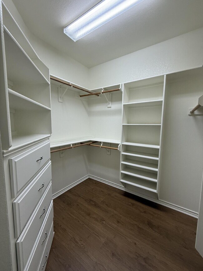 Building Photo - Modern Comfort Meets Cozy Living on Casual Cir!