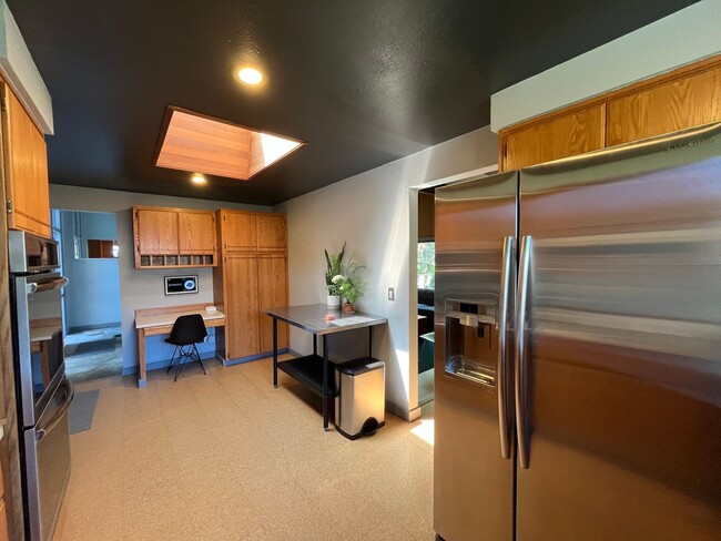 Building Photo - Midcentury modern 4-bedroom, 3-bathroom ho...