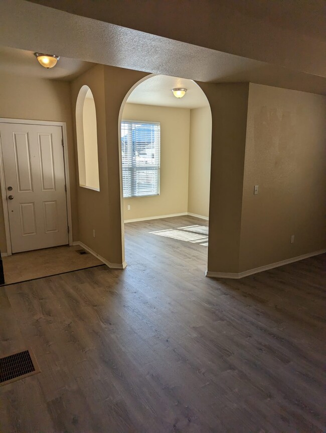Building Photo - 2418 Ellingwood Dr