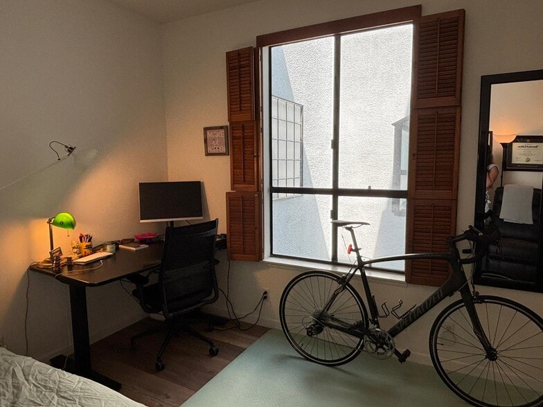 Building Photo - 310 Tahiti Way