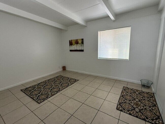 Building Photo - 2 Bed 1 Bath Spacious Apartment