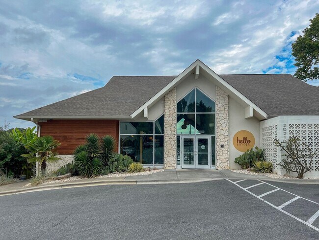 Building Photo - Amenity rich water front condo ready for move in!