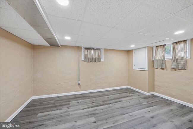 Building Photo - 11 E Chelton Rd