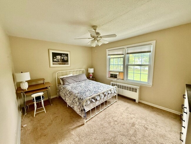 Building Photo - Two bedroom, 1 bath condo in Burlington (Brookwood Garden) Water and heat included!-$150 off depo...