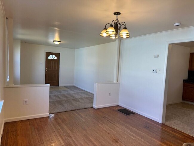 Building Photo - 219 Redwood St