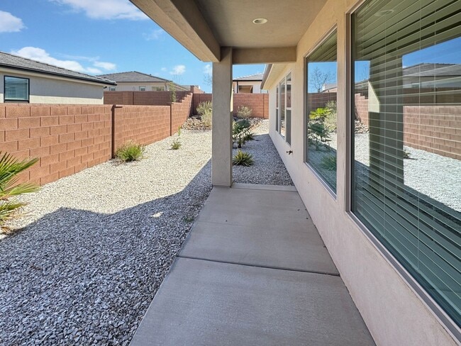 Building Photo - 3011 E Lavatera Dr