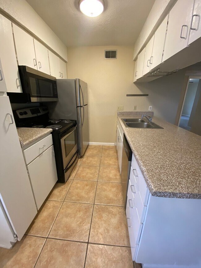 Building Photo - K002 - Pointe #61