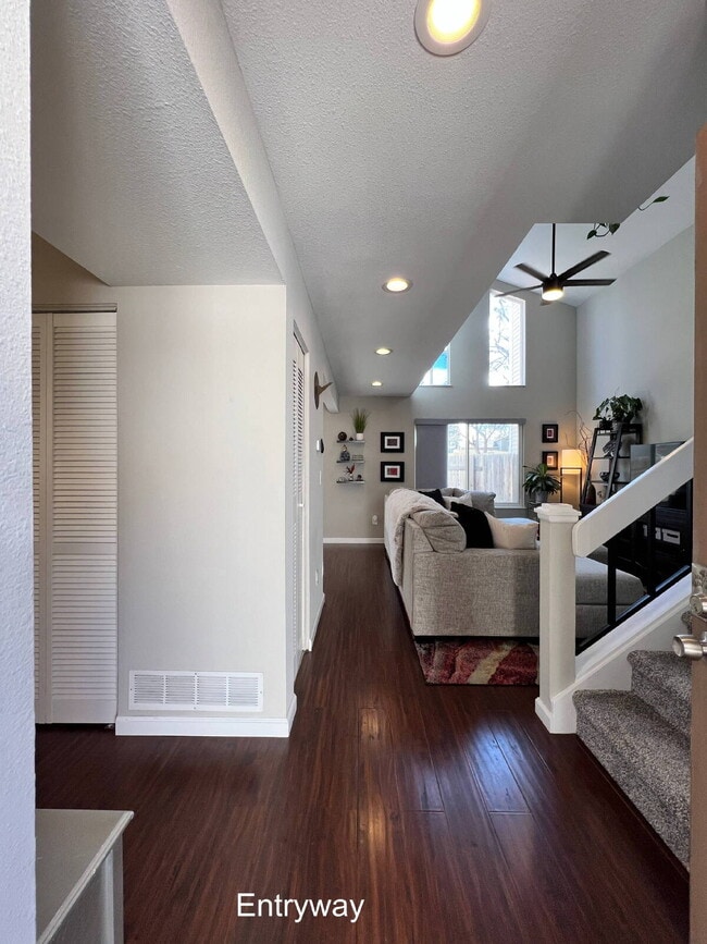 Building Photo - "Charming 2-Bed Townhouse Retreat on East Florida Ave with Spacious 1170 Sq Ft Layout!"